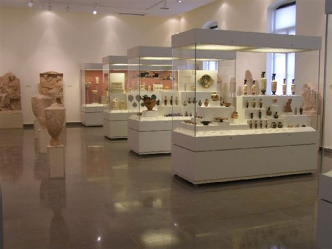 Αίθουσα του νέου Αρχαιολογικού Μουσείου Σαλαμίνας.
