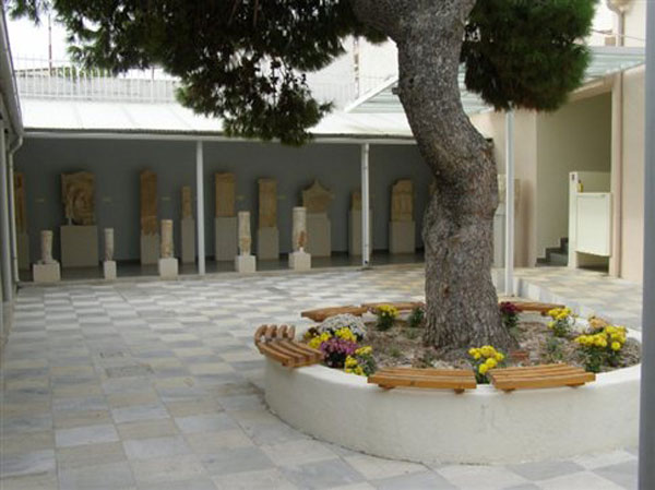 Η αυλή του νέου Αρχαιολογικού Μουσείου Σαλαμίνας.
