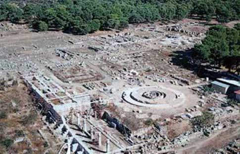 Πανοραμική άποψη του αρχαιολογικού χώρου της Επιδαύρου, με την κυκλική Θόλο να ξεχωρίζει. 