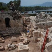 Μάσκες θεάτρου ανακαλύφθηκαν στο αρχαίο θέατρο της Μύρας στη Λυκία