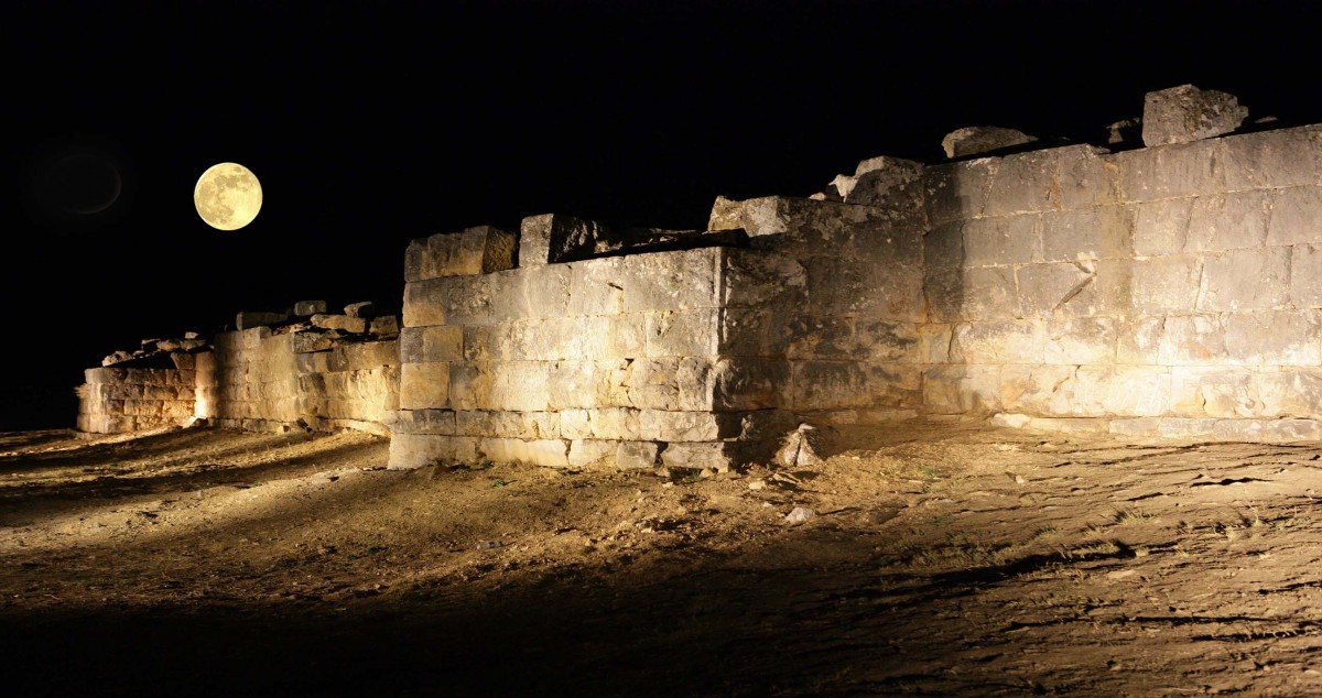 Tο Κάστρο Λαμίας, το αρχαιολογικό μουσείο Αταλάντης και η ακρόπολη της Πρόερνας στο φως του φεγγαριού