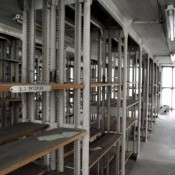 Άδεια ράφια περιμένουν θησαυρούς