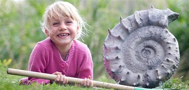 Πεντάχρονη Bρετανίδα ανακάλυψε αμμωνίτη 160 εκατ. ετών