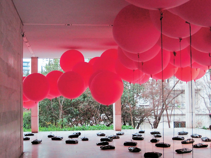 Επίθεση βανδάλων στα μπαλόνια της Τέχνης