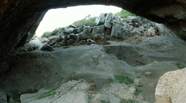 Φράγχθι, το σπήλαιο στην παραλία της Ερμιονίδας όπου ο Άδωνις Κύρου έκανε την πρώτη του αρχαιολογική ανακάλυψη ενώ ήταν ακόμη μαθητής.