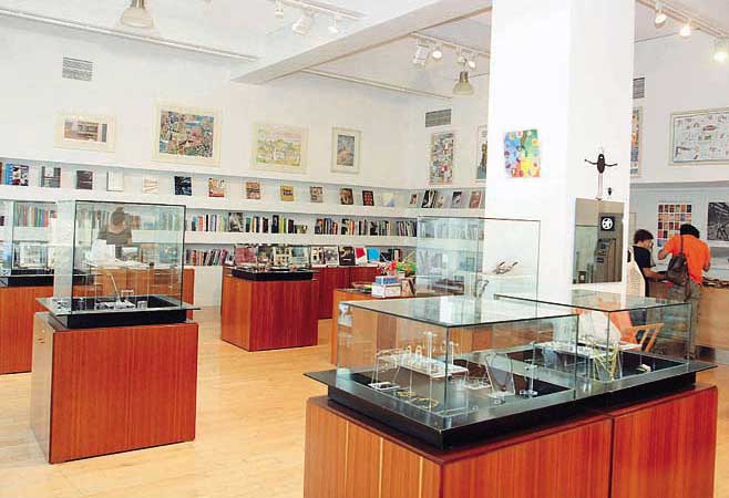 Πόλο έλξης για τους επισκέπτες αποτελούν τα πωλητήρια των μουσείων.
