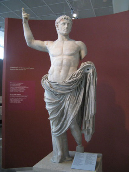 Το άγαλμα του Οκταβιανού Αυγούστου στο Αρχαιολογικό Μουσείο Θεσσαλονίκης.