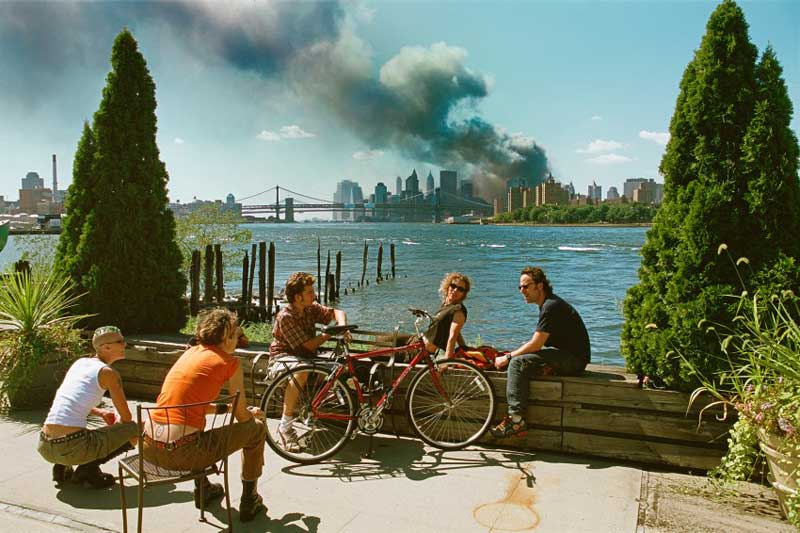 Νέα Υόρκη, 11 Σεπτεμβρίου 2001: Θέα από το Μπρούκλυν/Γουίλιαμσμπεργκ στη Γέφυρα του Μπρούκλυν και το Μανχάταν. Φωτογραφία από την έκθεση «Unheimlich vertraut», που παρουσιάζεται στο Βερολίνο (ως τις 4/12).