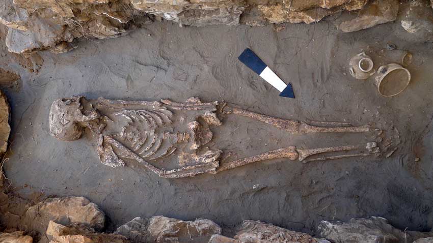 Σκελετός από το μυκηναϊκό νεκροταφείο που αποκαλύφθηκε κοντά στο χωριό Βασκίνα, στη θέση «Σοχά».