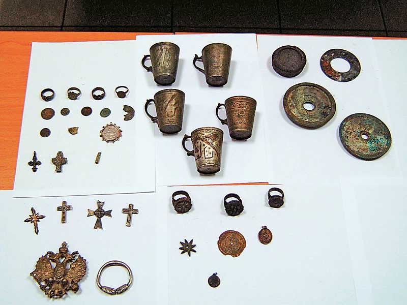 Αρχαιολογικός θησαυρός με αντικείμενα βυζαντινών και μεταβυζαντινών χρόνων βρέθηκε στα χέρια 52χρονου από τη Θεσσαλονίκη.