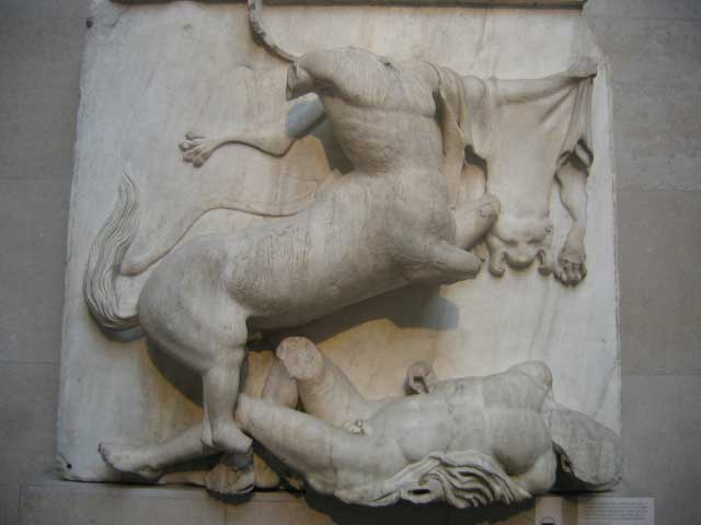 Νότια μετόπη του Παρθενώνα που απεικονίζει πάλη Κενταύρου με Λαπίθη. Βρετανικό Μουσείο.