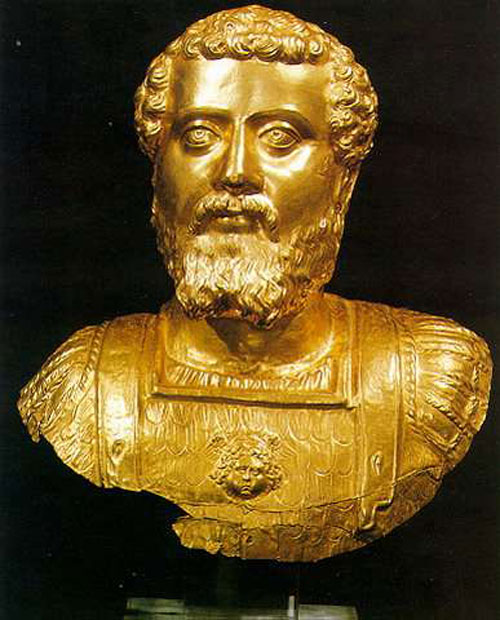 Η χρυσή προτομή του Σεπτίμιου Σεβήρου που εκτίθεται στο Αρχαιολογικό Μουσείο Κομοτηνής.