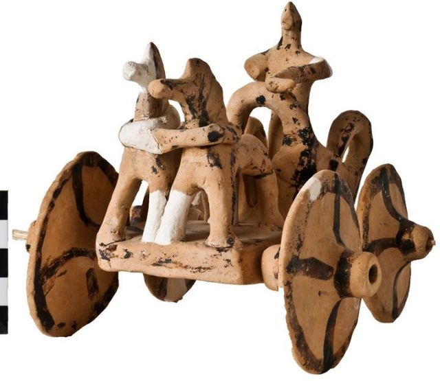 Πήλινο αμαξίδιο με ηνίοχο, μελλοντικό έκθεμα του Αρχαιολογικού Μουσείου της Αθήνας. 