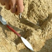 Η εφεδρεία αποψιλώνει την Αρχαιολογική Υπηρεσία