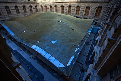 Η κυματιστή γυάλινη οροφή στη μέση του αιθρίου Βισκόντι στο Λούβρο.