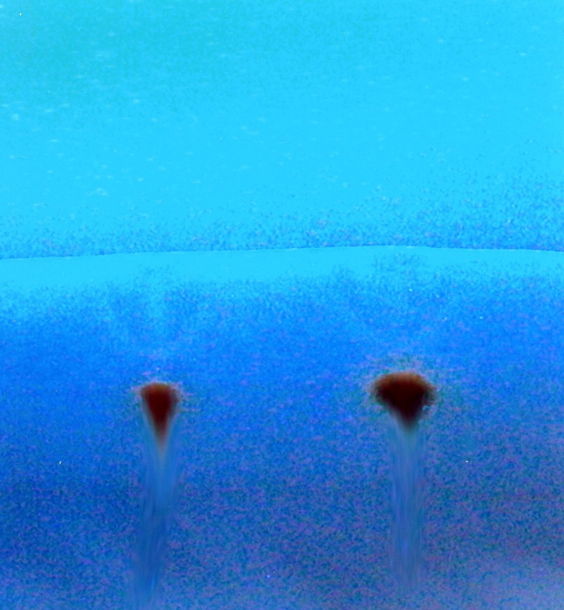 Εικ. 7. Φωτογραφία της χρωματογραφικής πλάκας σε υπεριώδες όπου παρατηρούνται τα ψευδοχρώματα των κηλίδων της βαφής. 