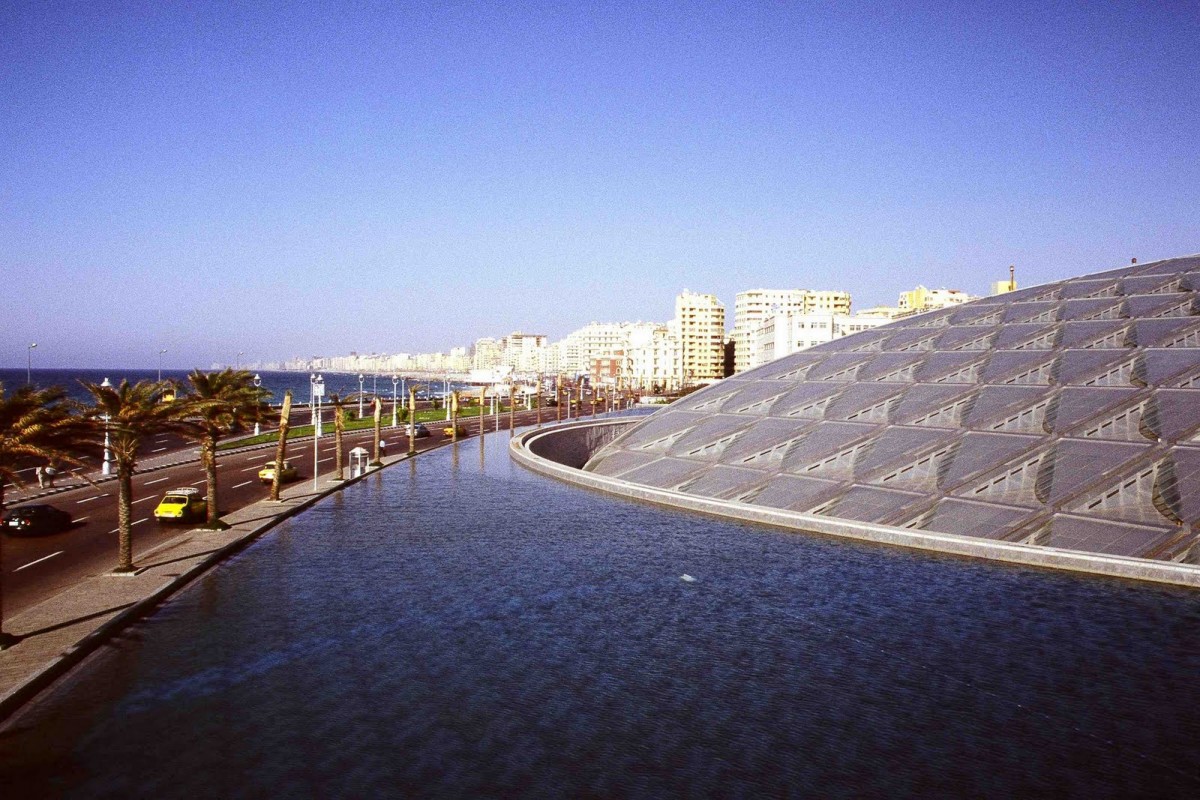 Η παραλία της Αλεξάνδρειας με τη Βιβλιοθήκη σε πρώτο πλάνο.