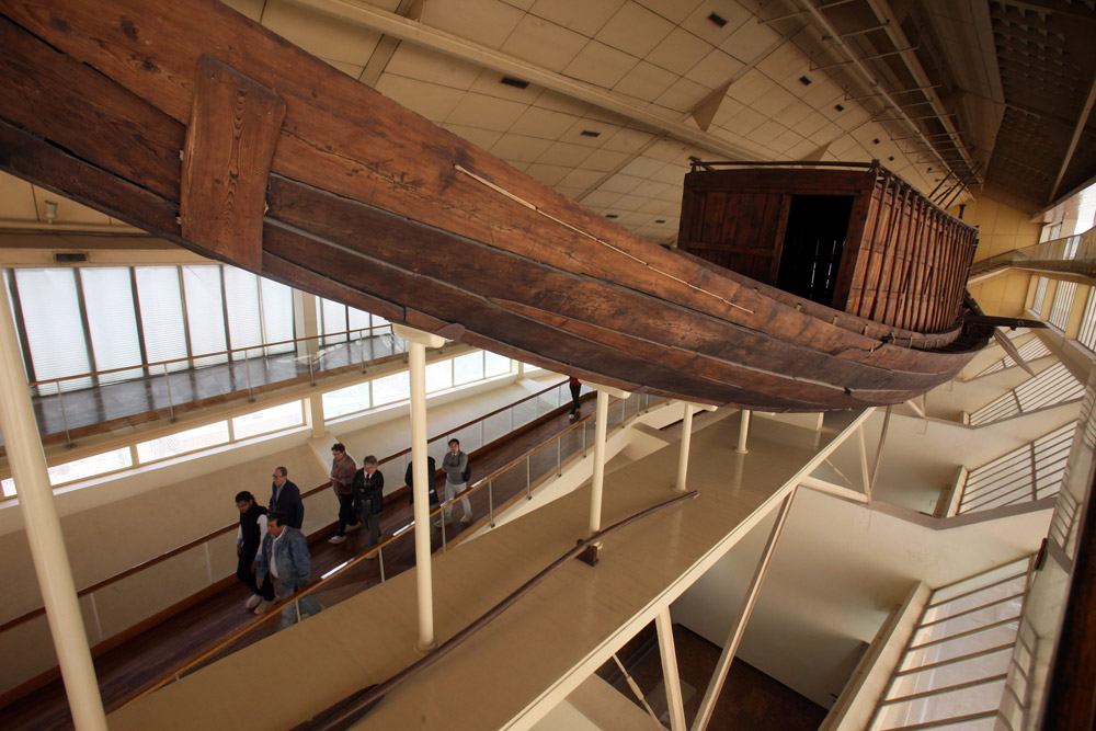 Πλοίο που βρέθηκε στη Γκίζα το 1982 και εκτίθεται σε ειδικά διαμορφωμένο μουσείο στο χώρο των πυραμίδων. 