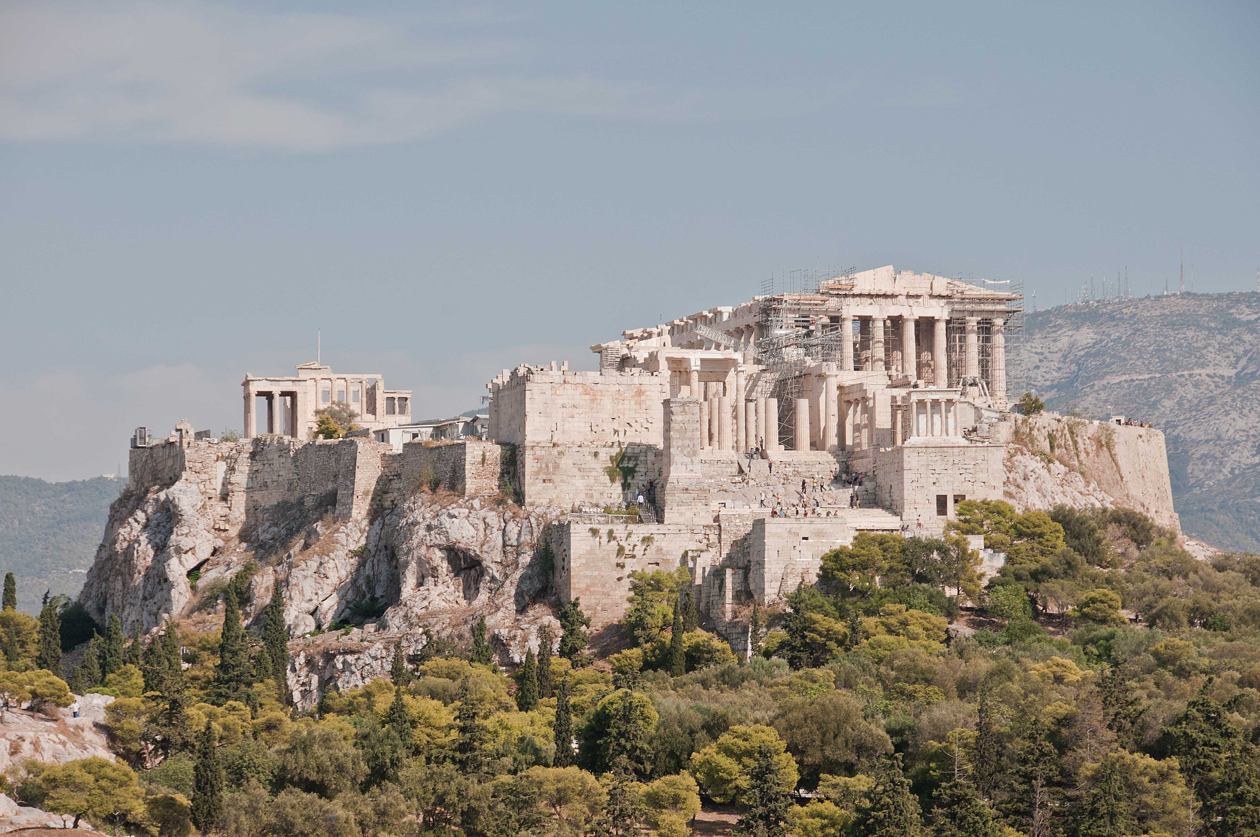 Холм в афинах где находились храмы