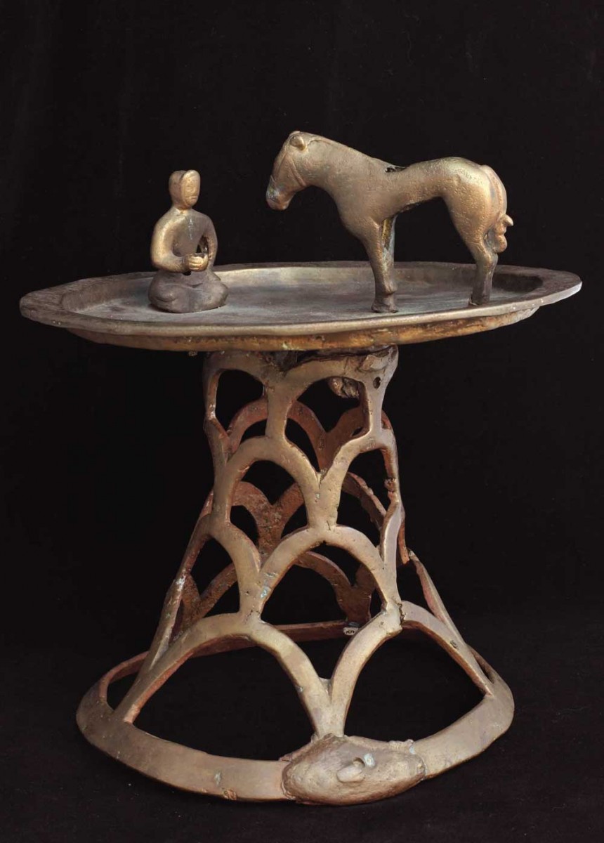 Δίσκος σε κωνική βάση με μορφές καθιστού άνδρα και αλόγου. 5ος-3ος αι. π.Χ. Central State Museum, Alamaty.