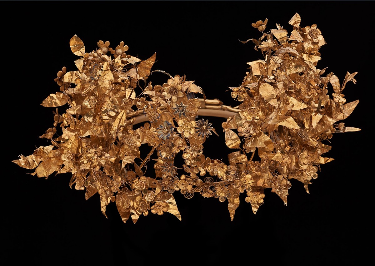 Χρυσό στεφάνι που επαναπατρίστηκε από το Μουσείο Getty. Αρχαιολογικό Μουσείο Θεσσαλονίκης.