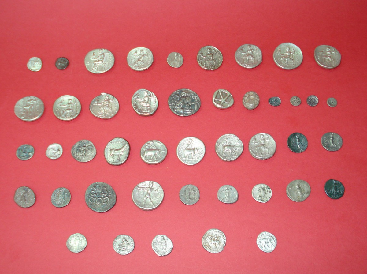 Κατασχεμένα νομίσματα από την έκθεση «Αρχαιοκαπηλία τέλος», στο Αρχαιολογικό Μουσείο Θεσσαλονίκης.