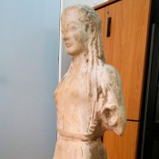 Πεπλοφόρος Κόρη στα χέρια αρχαιοκαπήλων