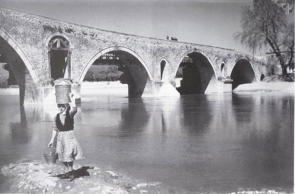 Το γεφύρι της Άρτας, το οποίο κατά την παράδοση χτίστηκε με τον εντοιχισμό στα θεμέλιά του της γυναίκας του πρωτομάστορα. Φωτογραφία του 1953. 
