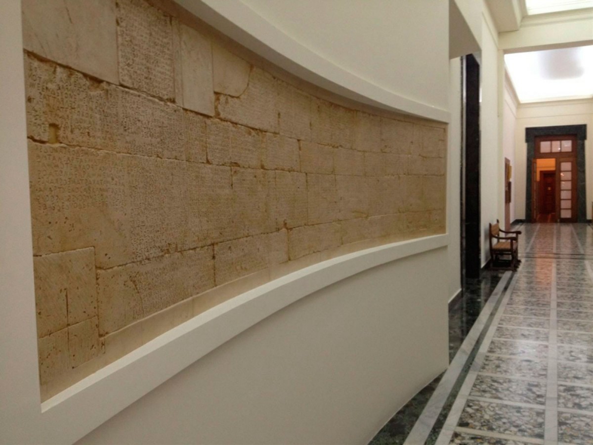 Αντίγραφο της Μεγάλης Επιγραφής της Γόρτυνας στη Βουλή