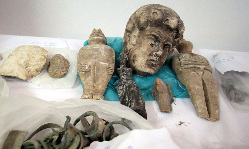 Αντικείμενα που βρέθηκαν στην κατοχή των αρχαιοκαπήλων. 