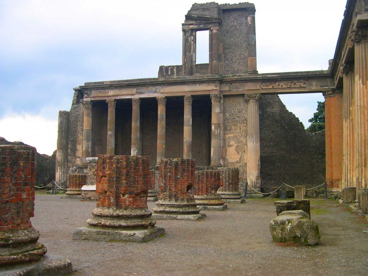 Η βασιλική στο Forum της Πομπηίας.