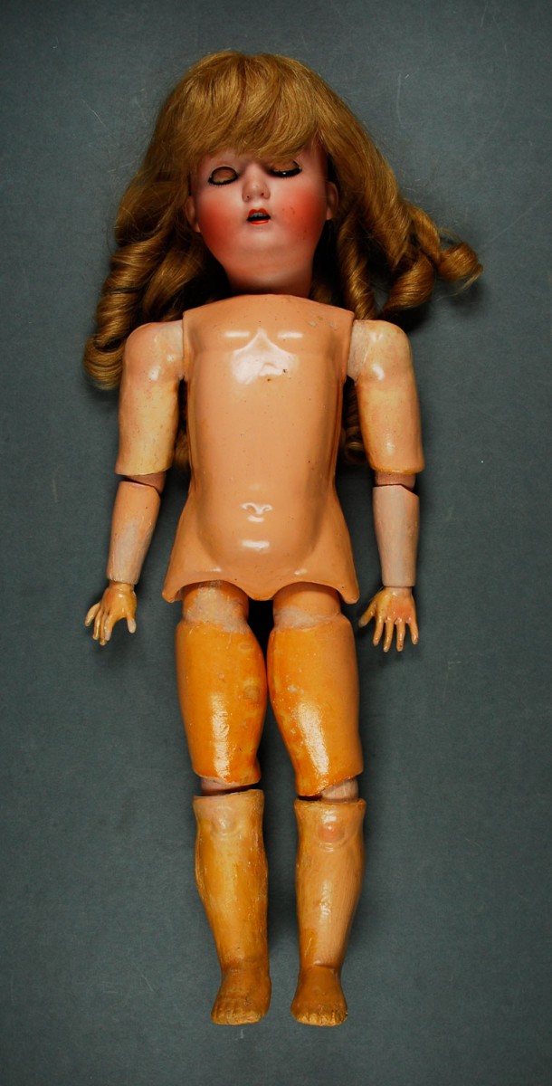 Εικ. 16. Π.Λ.Ι., αρ. ευρ. 1988.18.0011 Α-Δ, το σώμα της κούκλας με τις ξύλινες μπάλες ανάμεσα στις αρθρώσεις.