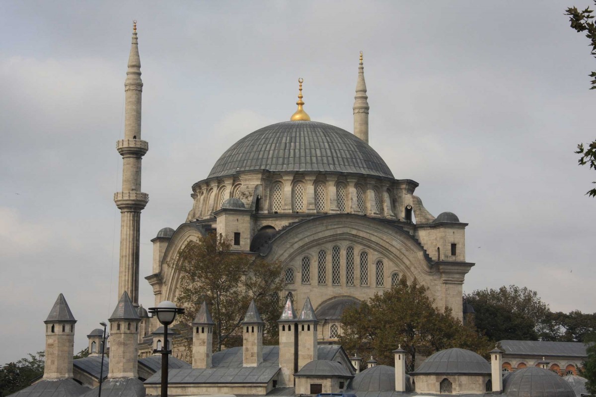 Το Τζαμί Νουρουοσμανιγιέ στην Κωνσταντινούπολη θεωρείται ένα από τα ωραιότερα δείγματα οθωμανικής μπαρόκ αρχιτεκτονικής.