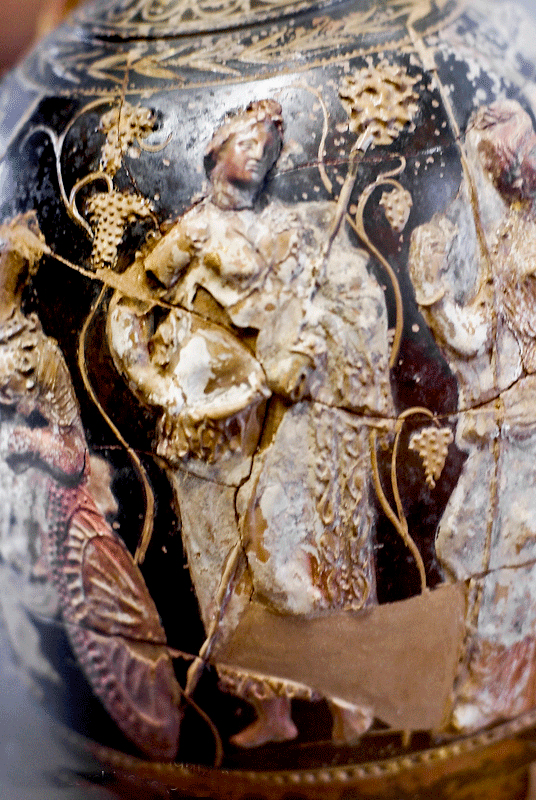 Αττικό ερυθρόμορφο αγγείο τύπου Kerch με απεικόνιση της Δήμητρας, 4ος αι. π.Χ. Μουσείο του Λούβρου.