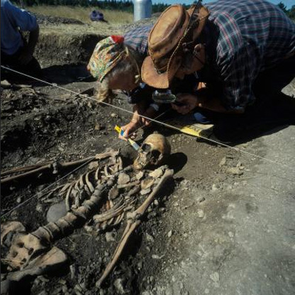 Οι οστεολόγοι Ove και Evy Persson σε ανασκαφή του Τάφου 2, στη θέση Ajvide (Gotland, Σουηδία), το 1983. Ο σκελετός ανήκει σε νεαρή γυναίκα, ηλικίας 20 ετών περίπου, και χρονολογείται στο 2700 π.Χ.