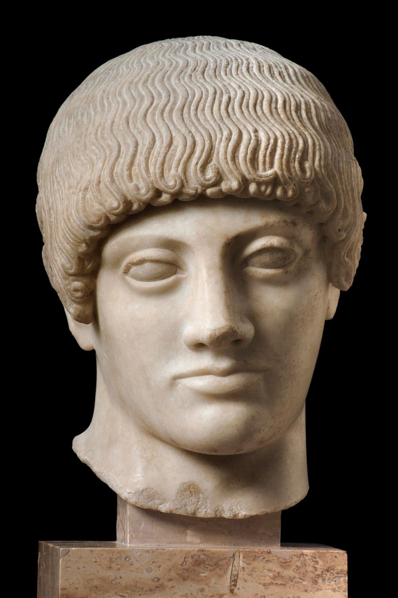 Η κεφαλή του ξανθού εφήβου. Βρέθηκε στο στρώμα της Περσικής καταστροφής του 480 π.Χ. Πριν από το 480 π.Χ. Ακρ. 689. Μουσείο Ακρόπολης.