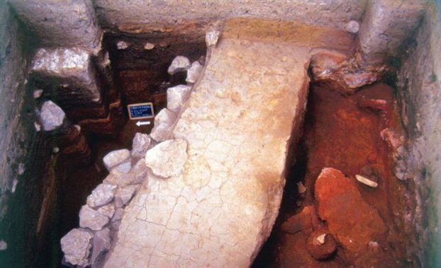 Η ανασκαφή του κλιβάνου (δεξιά) στο Νέο Μοναστήριο Φθιώτιδας.