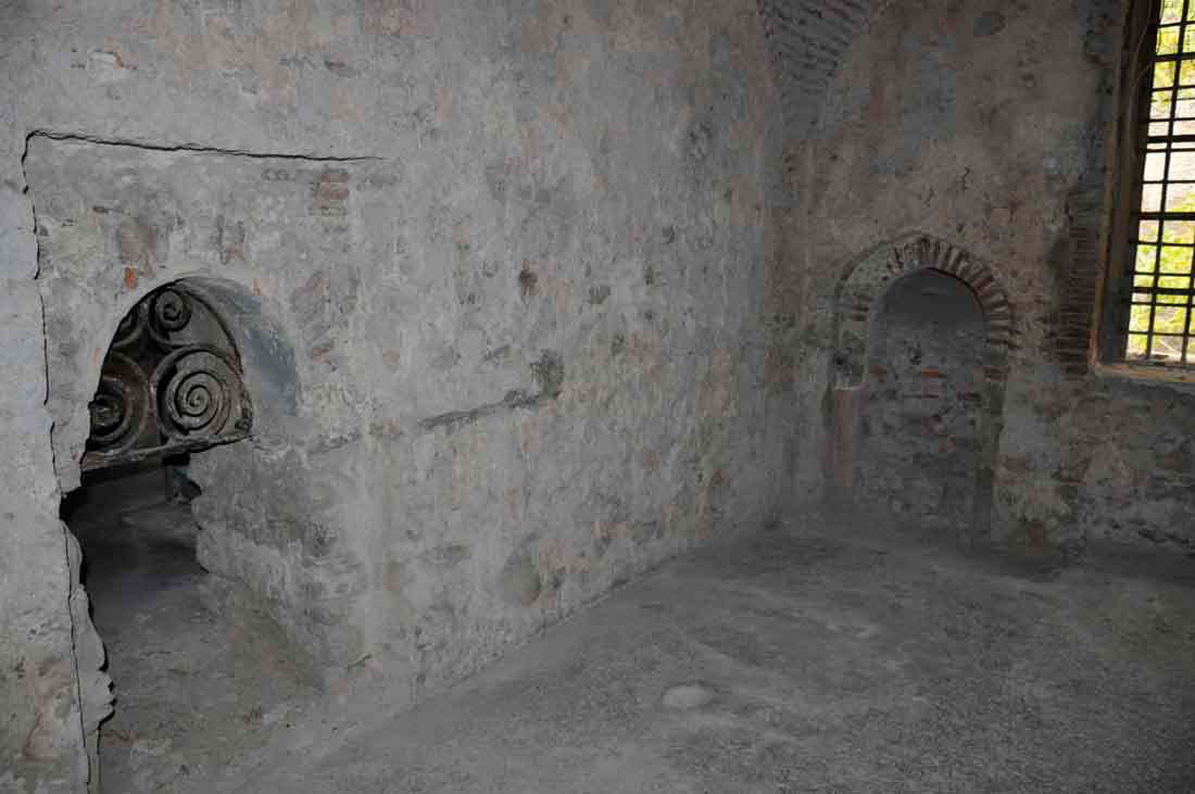 Άποψη του χώρου των οθωμανικών λουτρών στο κτίριο των παλιών φυλακών Τρικάλων (φωτ.: fatsimare.gr).
