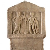 Στο Μαλιμπού η στήλη από το Εθνικό Αρχαιολογικό