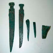 Προϊστορικά όπλα σε τάφους