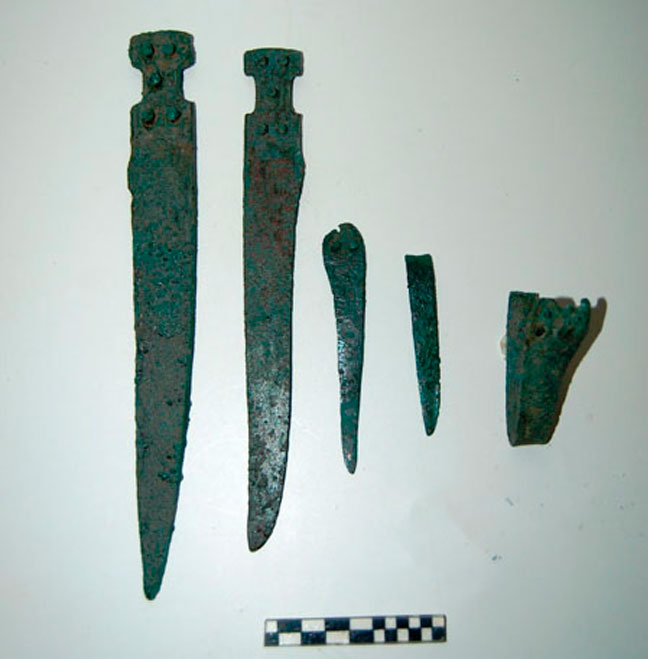 Προϊστορικά όπλα από το νεκροταφείο της Βουλοκαλύβας, στην περιοχή της αρχαίας Άλου.