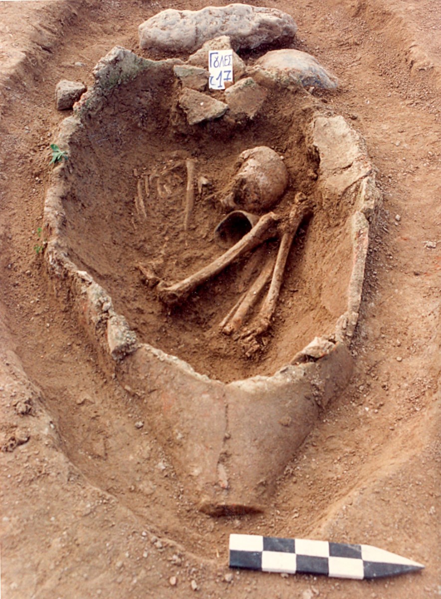 Εικ. 2. Τούρλα Γουλών. Ανασκαφή διαβρωμένου νεκροταφείου της Μέσης Εποχής του Χαλκού. Εγχυτρισμός σε ταφικό πίθο.