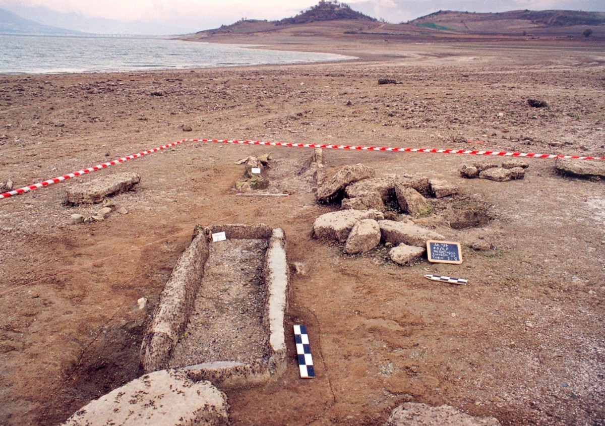 Εικ. 3. Κρυόβρυση Κρανιδίων. Άποψη του διαβρωμένου νεκροταφείου της Ύστερης Εποχής του Χαλκού, εντός του νεολιθικού οικισμού. 