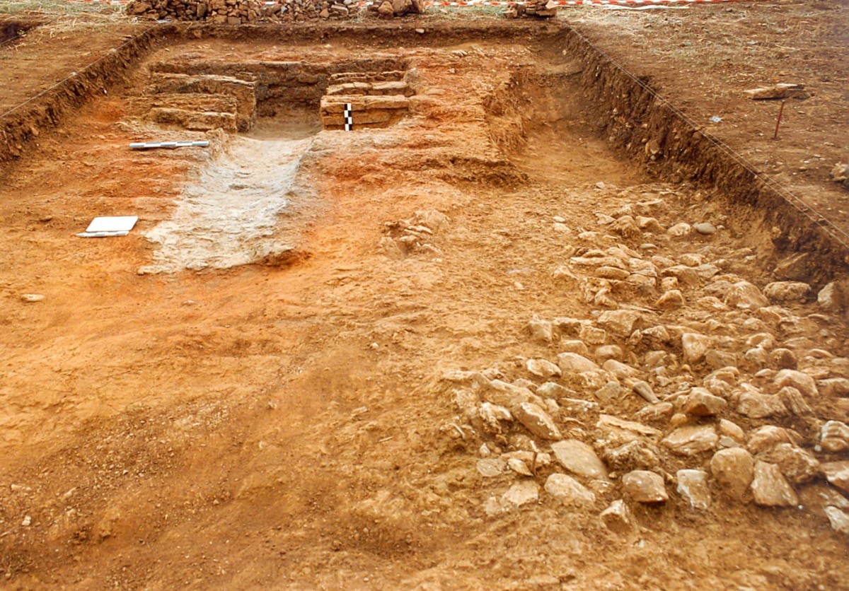 Εικ. 4. Κάμπος Φρουρίου. Κλίβανος των ρωμαϊκών χρόνων, κατασκευασμένος εντός λαξευτού κυκλικού τάφου με δρόμο των αρχών της Πρώιμης Εποχής του Σιδήρου. 