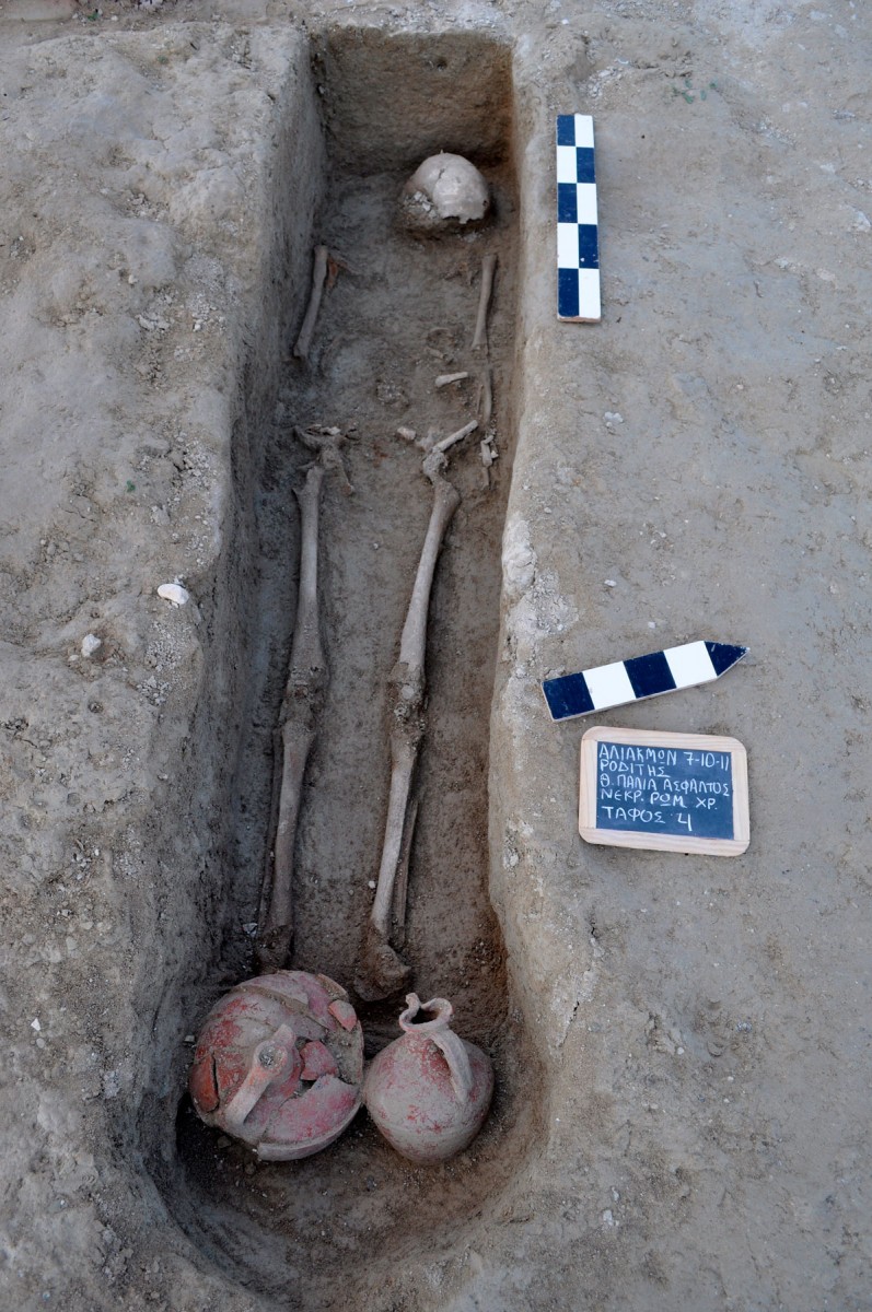 Εικ. 7. Παλιά Άσφαλτος Ροδίτη. Ανασκαφή λακκοειδούς τάφου των ρωμαϊκών χρόνων.