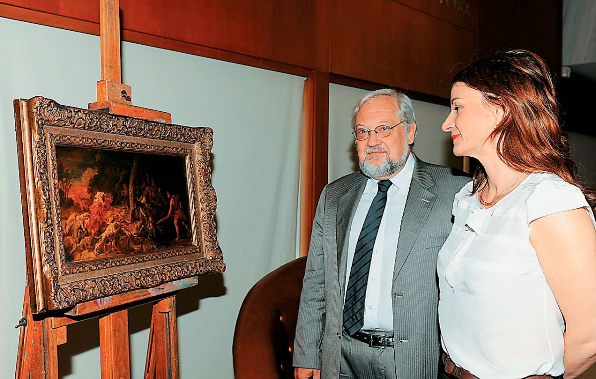 Ο πρέσβης του Βελγίου Μαρκ Βαν Ντε Ρικ και η Τατιάνα Καραπαναγιώτη μπροστά στο «Κυνήγι του καλυδώνιου κάπρου».
