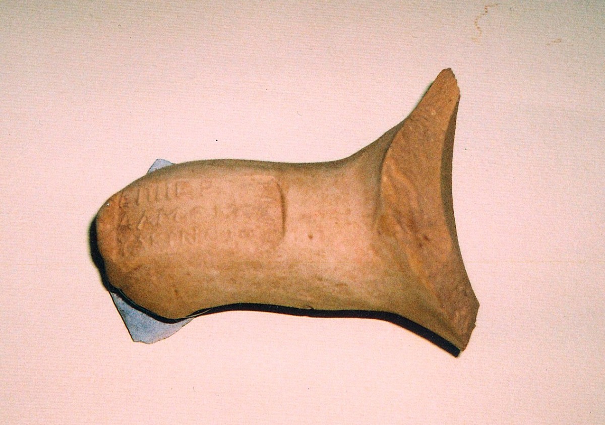 Εικ. 1. Λαβή αμφορέα που βρέθηκε στη Χαλκίδα. Φέρει την επιγραφή: ΕΠΙ ΙΕΡΕΩΣ/ΔΑΜΩΝΟΣ/ΥΑΚΙΝΘΙΟΥ. Αρχαιολογικό Μουσείο Χαλκίδας.
