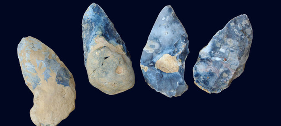 Αμφίπλευρα που βρέθηκαν σε στρώμα του Αχελαίου πολιτισμού και χρονολογούνται τουλάχιστον 300.000 χρόνια πριν από σήμερα.