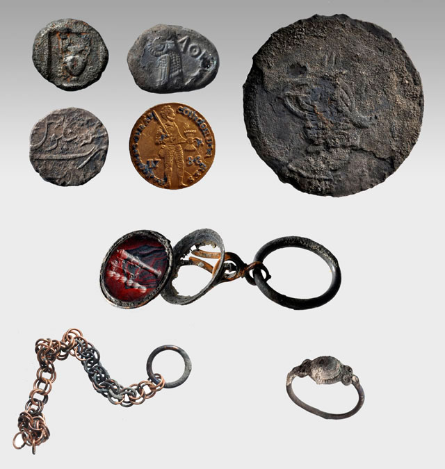 Νομίσματα και προσωπικά αντικείμενα επιβατών και πληρώματος του πλοίου «Μέντωρ».