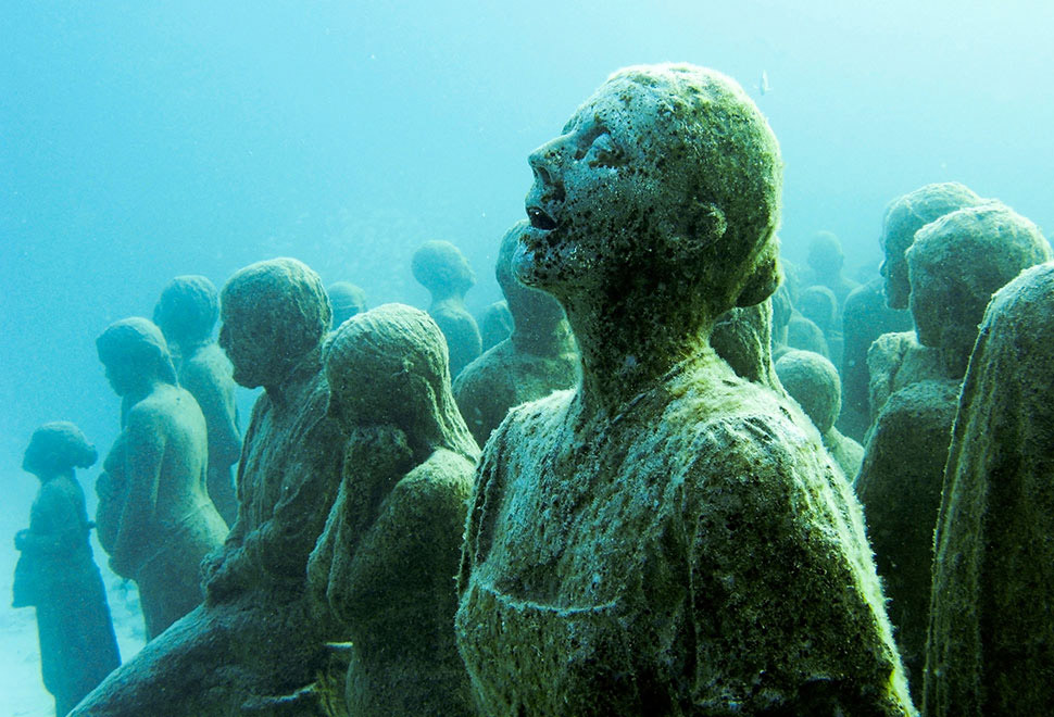 Στον βυθό «φυτρώνουν» και αγάλματα